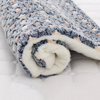 Calming Warm Dog & Cat Blanket | Ultra-Soft Coral Fleece | Anxiety Relief | Machine Washable | 3 Sizes